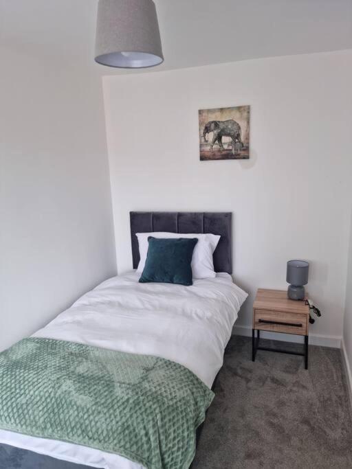 5 Bedroom House - Cheshire Oaks Элсмир-Порт Экстерьер фото